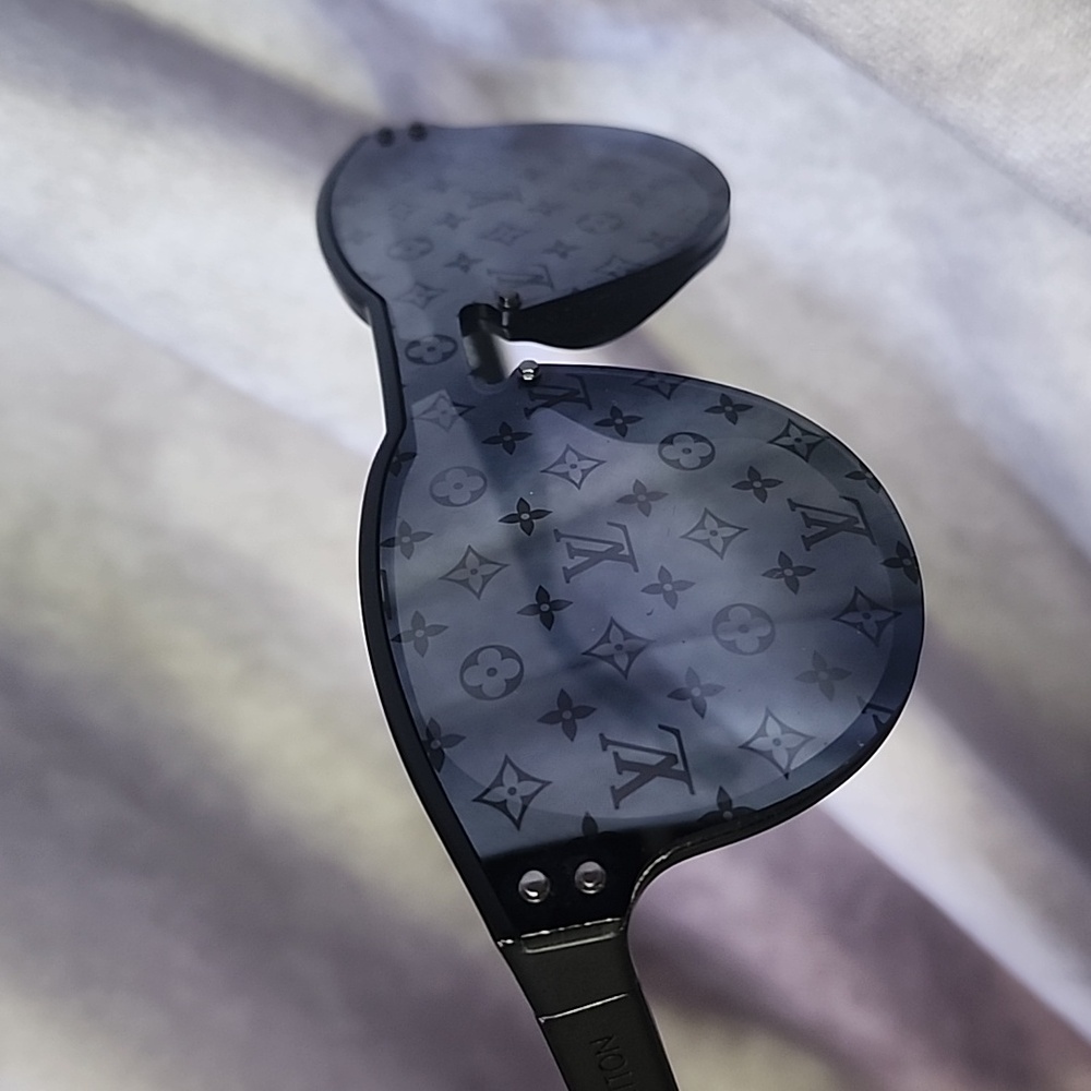 Louis Vuitton Monogram Black Mirrored Light Weight Sunglasses With Case